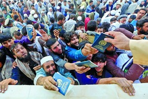 阿富汗人爭搶申請簽證引發踩踏事故。（圖源：路透社）