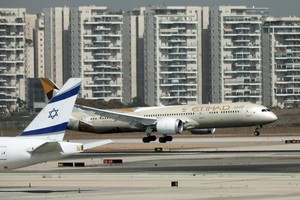 10月20日，阿聯酋代表團抵達以色列。（圖源：新華社）