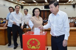 市領導人為中部洪水災民捐款。（圖源：越勇）