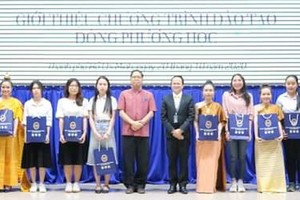 泰國駐本市總領事館向15名新生頒發獎學金。