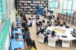 新平郡棟多學校學生在智能圖書館閱讀。