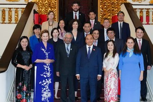 政府總理阮春福（前右三）與聯合國各組織駐越代表合影。（圖源：光孝）