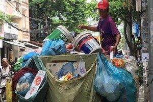 簡陋的垃圾收運車容易造成環境污染。