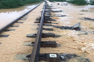 南北鐵路因遭暴雨洪水襲擊，造成重大損失。（圖源：河內鐵路）