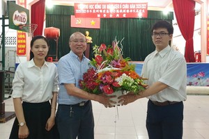 學生向高肇力總經理送花致謝。