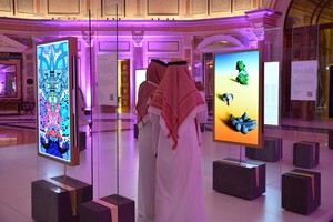 10月21日，沙特舉行全球人工智能峰會，參觀者在峰會上觀看藝術展。（圖源；新華社）