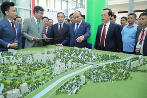 政府總理阮春福（中）出席2020年東盟(東協)智慧城市高級論壇與展覽。（圖源：懷英）