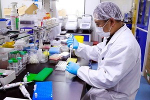 科研人員在研發新型冠狀病毒疫苗。（圖源：互聯網）