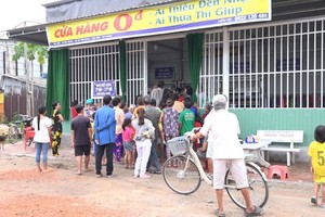 當地貧民排隊進店選購零元物品。