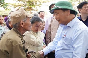 政府總理阮春福慰問災民。（圖源：光孝）