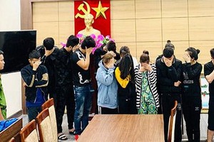 詐騙客戶團夥中的12名嫌犯被逮捕歸案。（圖源：V.Huy）