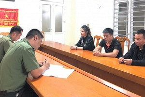 被起訴的三名嫌犯在公安派出所向警方供述其犯罪過程。（圖源：光全）