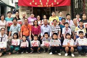 領獎學生與各貴賓、理事們合影。