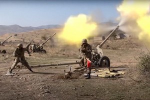 當地時間10月20日，阿塞拜疆國防部當天公佈的畫面顯示，阿塞拜疆砲兵部隊向納卡地區目標猛烈開火，阿塞拜疆方面表示，其境內部分地區當天也遭到亞美尼亞方面的砲擊。