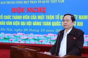 越南祖國陣線中央委員會主席陳清敏在會議上發表講話。（圖源：賢芳）