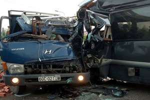 事故現場，兩車嚴重損壞，車頭變形，前面嚴重凹陷。（圖源：田升）