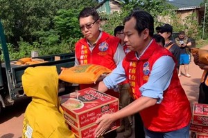 台商向廣平省洪區災民贈送物資。
