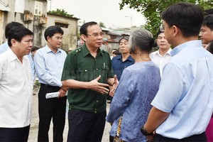 阮文年書記親切問候和瞭解當地民戶生活中的困難。（圖源：市黨部新聞網）