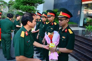 175號軍醫院副院長陳國越大校（前左）殷勤問候並鼓勵赴長沙島縣工作的醫護團隊人員。