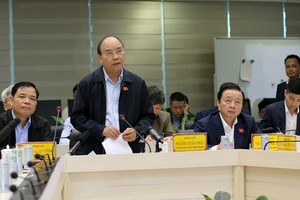 政府總理阮春福在會議上指導加強防範颱風工作。（圖源：姜中）