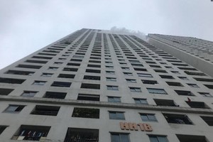 河內市HH1B公寓的第34層某間住房單位冒出濃煙。（圖源：英定）