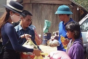 台商向廣平洪澇災民捐贈物資。