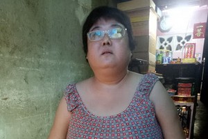 盧玉娟的下腹皮膚嚴重紅腫、 破裂。