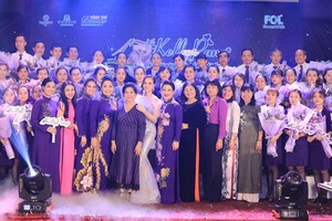 向美甲講師班的畢業生頒發畢業證書。