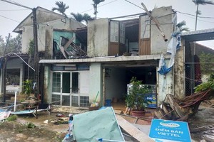 數百間民房的鐵皮屋頂遭颱風吹掀，到處一片狼藉。（圖源：阮強）