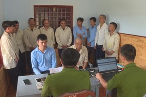 被抓獲的網絡賭球團夥在公安派出所向調查員供述案情。（圖源：國勇）