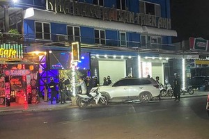 職能力量對“新廣場”酒吧進行突擊檢查時門外現場。（圖源：德線）