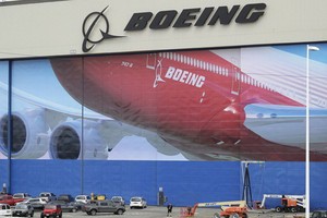 美國波音公司不堪季度虧損，當地時間28日宣佈將擴大裁員，計劃在2021年年底前，再裁員7000人，以應對航空業長期低迷的局面。（圖源：AP）