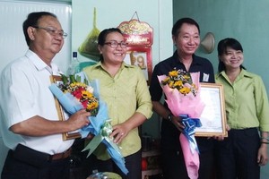 坊領導向茶山慶雲南院周華邦住持（右二）和平順省彩票公司代表贈送感謝狀。