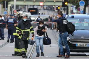 一名法醫人員抵達事發現場。（圖源：AFP）