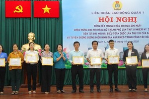 市第一郡勞動聯團代表向“民運能手”優秀個人頒發獎狀。（圖源：真福）