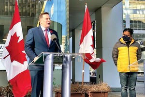 加拿大移民部長門迪奇諾（左）10月30日在渥太華一家由移民經營餐廳外接受傳媒訪問。（圖源：推特）