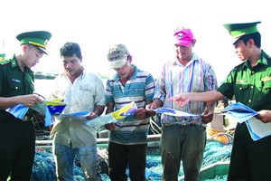 向漁民宣傳航海安全。