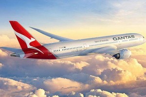 圖為澳航的一架客機在空中飛翔。（圖源：互聯網）