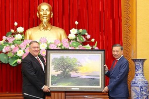 公安部長蘇霖大將（右）向美國國務卿邁克爾‧蓬佩奧贈送紀念品。（圖源：成南）