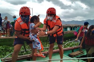 菲律賓救災人員正協助民眾轉移。（圖源：AP）