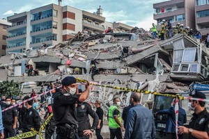 土耳其西岸和希臘部分地區10月30日遭規模6.6 的強震侵襲，部分建築物倒塌及引發海嘯。搜救隊員當天在倒塌的建築物搜尋生還者。（圖源：AFP）