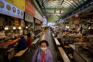 韓國將於11月13日起正式執行這一措施。除不戴口罩者，不正確戴口罩者也將面臨處罰，比如口罩沒有遮住鼻子。 （圖源：AFP）