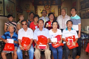 該宗祠理事長盧錦成(後排右四)、常值理事長盧鏡波(後排右一)與諸位長者合照留念。