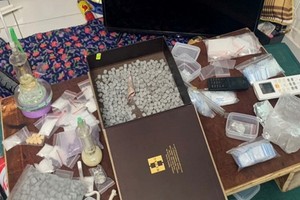 涉案毒品及相關物證。（圖源：VOV）