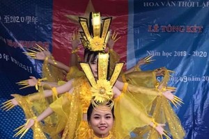 蓮花歌舞古樂團表演具有華人傳統文化藝術節目。