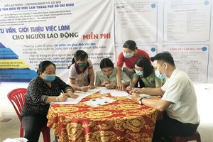 勞工在辦理享失業津貼的手續。