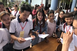 本市徵女王高中學校學生在參加課外活動。