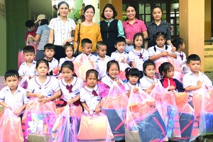 華青組團救濟中部災區同胞