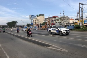 平兆收費站拆卸後路面寬闊，車輛暢通無阻。（圖源：周俊）