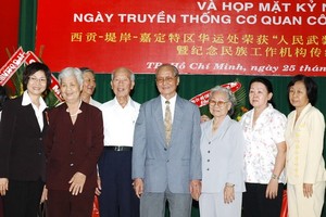 蟻團老先生(右四)於2010年與眾多老同志合影。